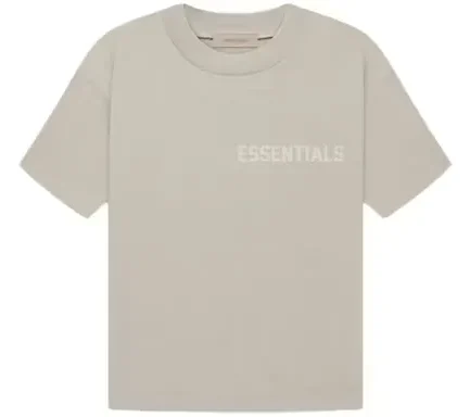 The Fear of God Essentials T shirt Smoke is a short sleeve design which adopts a crewneck style. The T-shirt has a length of 76 cm, a body width of 66 cm and a sleeve length of 23.5 cm.